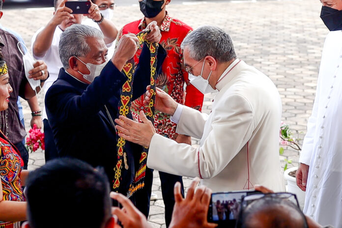 Proses pengalungan sal kepada Duta Besar Vatikan, Mgr. Piero Pioppo oleh Mgr. Agustinus Agus