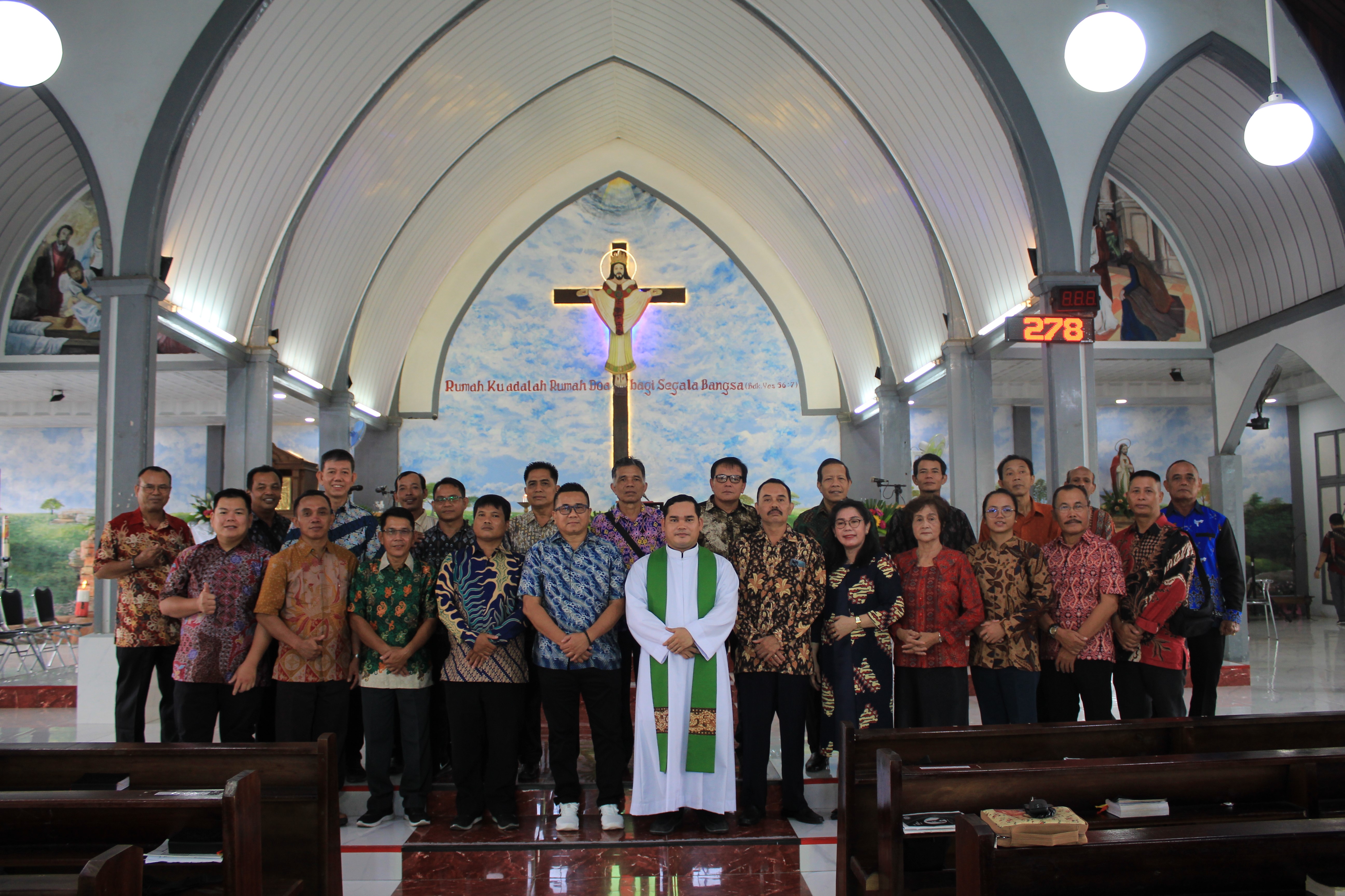 Foto Bersama Pastor Paroki Sambas