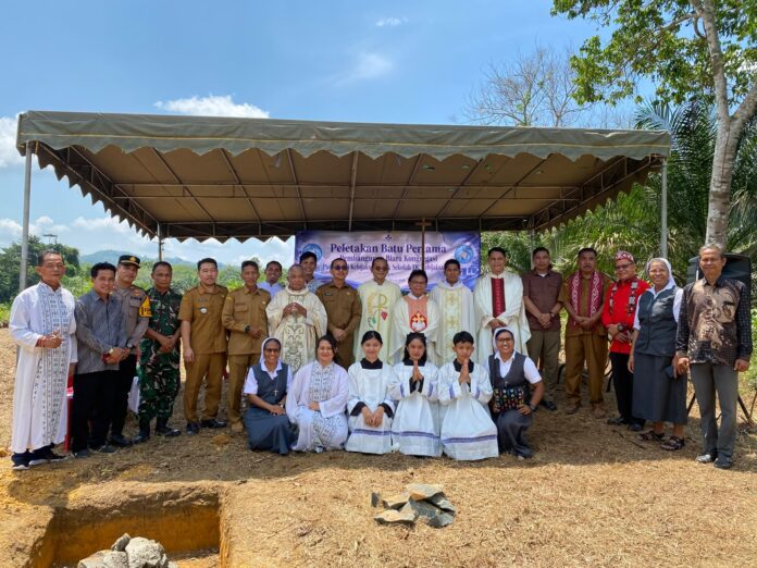 Peletakan batu pertama pembangunan Biara Kongregasi Putri-Putri Kebijaksanaan dan TK Kebijaksanaan di Paroki St. Montfort, Monterado, menjadi awal karya pelayanan baru Gereja dalam bidang pendidikan dan pendampingan umat. Kehadiran para religius diharapkan semakin memperkuat pewartaan Injil melalui pelayanan kasih dan pembentukan generasi muda yang beriman, cerdas, dan berkarakter. (Humas Setda Bengkayang)