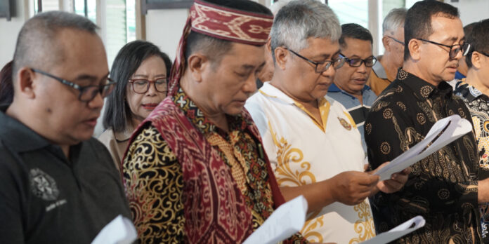Ketua Ikatan Keluarga Alumni Persekolahan Katolik Nyarumkop (IKAPKN) Periode 2026–2030 (paling kanan) beserta sejumlah pengurus yang dilantik.